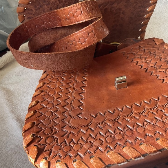 VINTAGE LEATHER TOOLED CROSSBODY - Picture 6 of 10